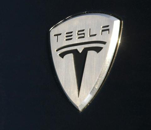 Operar en Tesla en binarias